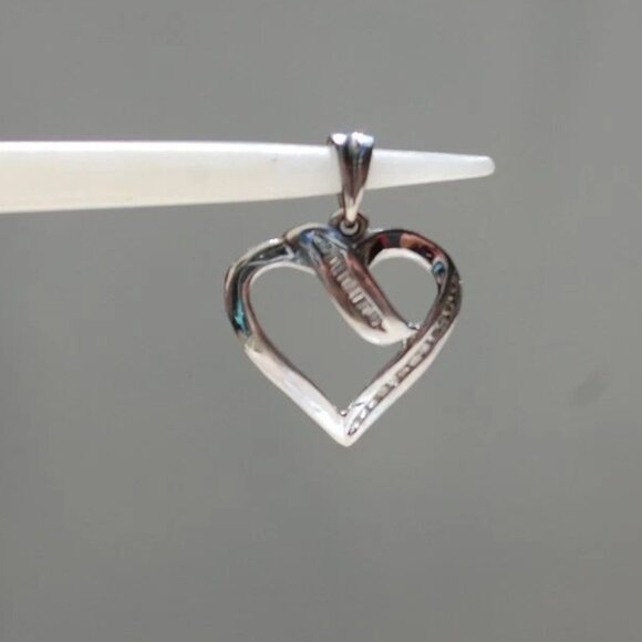 10k white gold genuine baguette diamonds heart pendant - Picture 1 of 7
